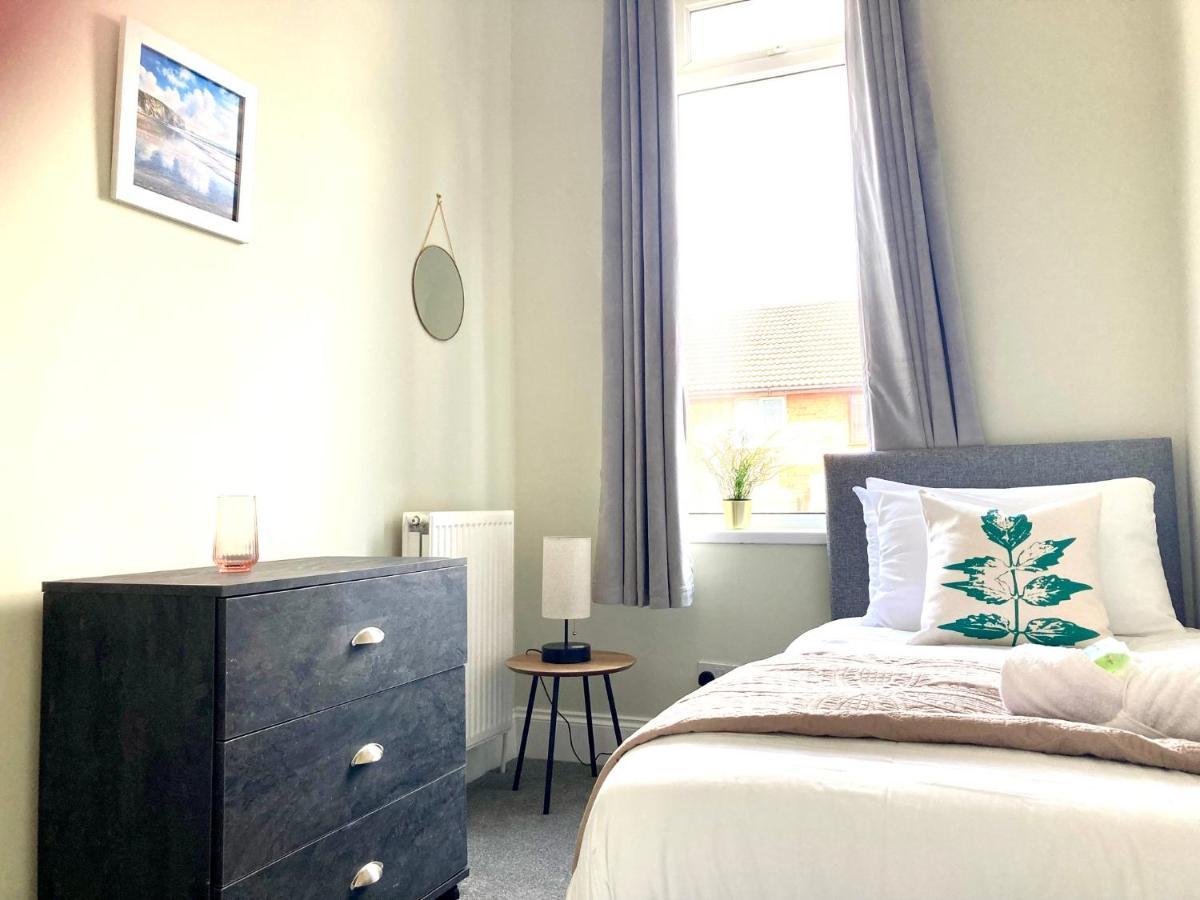 High Barnes 3 Bed House With Parking, Sleeps 7, Quiet Location Apartman Sunderland  Kültér fotó